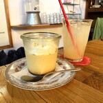 イリヤプラスカフェ - プリンとドリンクのセット（自家製ジンジャーハニーアイス）１２００円