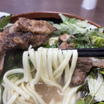 うちなーすばヤージ小 - 平打ち中太麺は、モッチリとはちょっと違う沖縄そば独特の食感