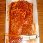 丸重商店 - 一番下にはステーキ大の大きな2切れが出てきました！！えー！！サプライズプレゼント！？いつもスミマセンありがとうございます❤