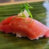 寿司割烹 「ともづな」 - ⑨本鮪中トロ(長崎県壱岐島産)
                  5千円未満でこの水準の近海本鮪中トロは凄い
                  きめ細かく入った脂のサシが美しく、口の中で脂が溶け旨みが拡がります