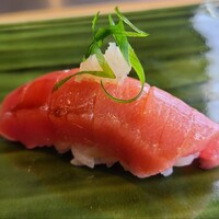 寿司割烹 「ともづな」 ヒルトン福岡シーホーク - ⑨本鮪中トロ(長崎県壱岐島産)
                    5千円未満でこの水準の近海本鮪中トロは凄い
                    きめ細かく入った脂のサシが美しく、口の中で脂が溶け旨みが拡がります