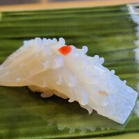 寿司割烹 「ともづな」 ヒルトン福岡シーホーク - ⑩槍烏賊(福岡県鐘崎産)、檸檬&胡麻油、梅肉載せ
                    産卵は初春～夏、旬は秋～冬、寿命1年
                    障泥烏賊>剣先烏賊>槍烏賊
                    食べみて張り&粘り、旨みと甘みで判別する
                    変化球の味付けは外国人でも食べ易い配慮？