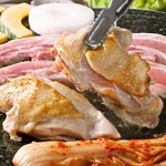 Tonkan - 【ハーフ＆ハーフ】豚と鶏（サムギョプサルとタッサムギョプサル）のコラボ！