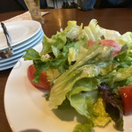 ミオビーノ - グリーンサラダ　一人前を2人で取り分けて食べます