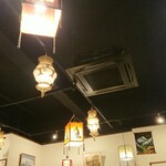 インド・ネパール料理 タァバン - 天井からインド絵柄の灯籠がぶら下がっていて落ち着く