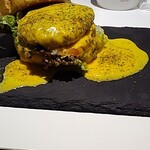 ベースボールカフェ カド - チーズが流れ出ている、スタジアムハンバーガー