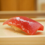 鮨おばな - ◇赤身（塩竈）
      シャリが浮き上がらせるように伝わる身の酸味のうまさ！ 後味にまで余韻高く、赤身の醍醐味が凝縮された一貫。