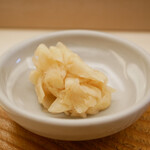 鮨おばな - ◆ガリ
      ザクザクと乾いた食感から強く響くように酸味が広がり、駆け巡るように口をリセット。