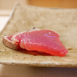 鮨おばな - ◆鰹のたたき
      醤油に溶いたカラシで頂きます。
      皮目は極薄く煌めくように食感を与え、身質からしっかりとした旨味を伝える。 カラシ醤油を纏わせるほどに旨さは高まる。