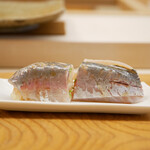 鮨おばな - ◆鯵の棒鮨
      鯵の身はお酢で潜らせてさっぱりと。