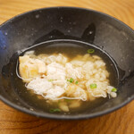 鮨おばな - 半分を残して出汁茶漬けに。
      お出汁の旨味の中にも身の旨さがしっかり生きているのを感じさせる。 これは美味しい！