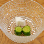 鮨おばな - ◆自家製漬物（館林）
      咀嚼から塩気を瑞々しく響かせるちびきゅう。 群馬県を象った蕪。