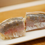 鮨おばな - 鯵らしからぬさっぱりとした身の味わい、内側に忍ばせた薬味が香りと共に極上なまでに旨味を膨らませる。美味しい！