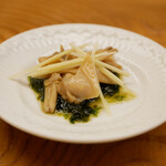 鮨おばな - ◆煮浅利と青のり
      浅利を煮た汁と青のりで、三河の浅利を上質に表現。 海苔の青みのある香りが浅利の美味しさを最大限にアシスト。 浅利を使う機会は滅多にないそうで貴重な旨みにあふれる一品。