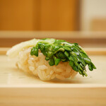 鮨おばな - ◇カイワレ大根 昆布〆 ※追加
      ザクザクと噛みしめるほどに昆布の旨味がギュッと溢れ、ヌメッとした口当たりに山葵を粋に響かせる！
      これぞ群馬の握りと言わんばかりの安定の旨さ！