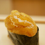 鮨おばな - 極クリアながら仄かに感じる落花生のような芳醇な香りにコクを添え、抵抗なくシャリを包み込み、喉を通過する一部始終を感じさせるほどに！
      文句の付けようのないおいしさの雲丹！