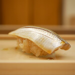 鮨おばな - ◇小鰭
      身から滲んでくる旨味はひと噛みごとにギュッと広がり、シャリとの相乗で生まれる巧みな一体感。 職人ではなくてもお手本と感じさせるほどにうっとりさせる余韻をもたらす。