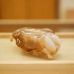 鮨おばな - ◇生トリガイ（愛知）
      火入れをせずに敢えて生にこだわる尾花氏。
      生ゆえのしっとりと馴染む食感からは香りが放たれ、他では味わえない絶品すぎるトリガイ！
      尾花氏の感性までもが凄い！