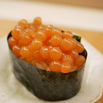 鮨おばな - ねっとりしっとりミルキーに、そんなイクラはここでしか食べられない名物！ 口内の旨味はお酒でも流れないほどに濃厚で、そしてとにかく美味い！