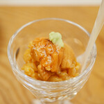 鮨おばな - あらかじめシャリに纏わせコーティングされた雲丹の強い旨味。 その重々しい旨味に山葵の清涼感と辛味で味に統一感を引き出す！