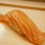 鮨おばな - 噛みしめるほどに身の甘みは増していき、生姜が仄かに奥から旨味の輪郭を綺麗に引き立てる技。