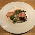 スガハラ - オーストリア プロシュート コット + スペイン フィノッキオーナ + 米沢 こごみ + 赤こごみ