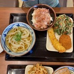 丸亀製麺 - かけうどん、花かつおごはんと天ぷら