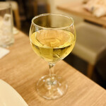 JEAN FRANCOIS - カフェだけでなく、白ワインもあります