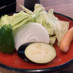 高千穂 鶏の炭火焼き - 野菜とソーセージ