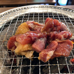 高千穂 鶏の炭火焼き - まず、店員さんに鶏肉を焼いてもらいます。