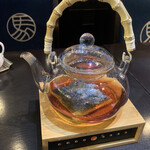 華都飯店 博多 - 烏龍茶　ガラスの急須の下に火常に熱々のお茶が楽しめます