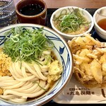 Marugame Seimen - ぶっかけうどんと野菜かき揚げ天ぷら。天つゆはセルフサービス。薬味のネギとしょうがと天かすは無料。