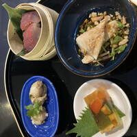 博多華都飯店 - 左上　自家製金華ハム、右上　よだれ鶏、左下　ベビーホタテの煮物、右下　野菜のゼリー