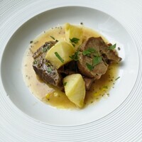 アロマクラシコ - 子羊肩肉とジャガイモのカチャトーラ風