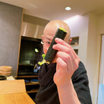 すし処 ひさ田 - 沢庵の古い漬けと胡瓜の糠漬けとハーブの巻物