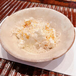 すし処 ひさ田 - イタリアンブラッティーナ(モッツァレラ)の漬け
      吉田牧場のハードチーズを削りかけて