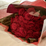 ふふ - 花束のサプライズも。
      
      協力してくださったバトラーの皆さまにも感謝です。