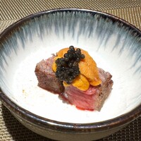 鉄板焼 ステーキ 北野坂 - 先付け
                    A5黒毛和牛リブロースの一口の贅沢　
                    雲丹、キャビア