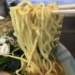 横浜家系 侍 - 酒井製麺所の麺