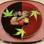 御料理 寺沢 - 北上牛のフィレ肉と蕨の八幡巻､鱸の木の芽焼､自家製の鯨ベーコンに唐墨の炙り､行者大蒜薄衣揚げ､チェリートマトの蜜煮､海鼠酢､鮑の柔らか煮､茄子の揚げ浸しの生海胆載せ