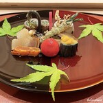 御料理 寺沢 - 北上牛のフィレ肉と蕨の八幡巻､鱸の木の芽焼､自家製の鯨ベーコンに唐墨の炙り､行者大蒜薄衣揚げ､チェリートマトの蜜煮､海鼠酢､鮑の柔らか煮､茄子の揚げ浸しの生海胆載せ