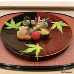 御料理 寺沢 - 北上牛のフィレ肉と蕨の八幡巻､鱸の木の芽焼､自家製の鯨ベーコンに唐墨の炙り､行者大蒜薄衣揚げ､チェリートマトの蜜煮､海鼠酢､鮑の柔らか煮､茄子の揚げ浸しの生海胆載せ