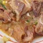 中華そば 高安 - トロトロのスジ肉、結構、いっぱい入っている！旨～い♪(^o^)丿