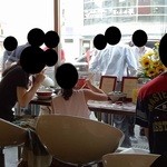 中華そば 高安 - 店内から外！並んでいる人の列が長くなっている！(・。・;