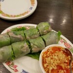 タイ国惣菜屋台料理 ゲウチャイ - 生春巻、モチモチのﾗｲｽﾍﾟｰﾊﾟｰに野菜と肉、ミントが一緒に巻かれていてとっても爽やかで、ピーナッツと大根人参が千切りに入っているチリソースを乗せて食べる。