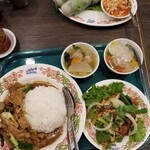 タイ国惣菜屋台料理 ゲウチャイ - 日替わりランチA1200円。サラダのタレが抜群に好き。サラダの残りタレを、全部ご飯の上に掛けて混ぜながら食べるのが至福(自分流)