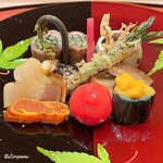 御料理 寺沢 - 北上牛のフィレ肉と蕨の八幡巻､鱸の木の芽焼､自家製の鯨ベーコンに唐墨の炙り､行者大蒜薄衣揚げ､チェリートマトの蜜煮､海鼠酢､鮑の柔らか煮､茄子の揚げ浸しの生海胆載せ
