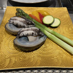 八王子 ステーキ 鉄板焼 いわ倉亭 - まだ動いているアワビ