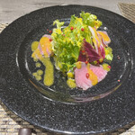 八王子 ステーキ 鉄板焼 いわ倉亭 - 黒毛和牛のローストビーフサラダ　マンゴードレッシング