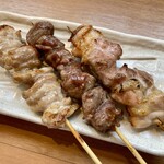 Yakitori Karaage Torisei - 「せせり串・砂肝串・もも串」各１本160円也。